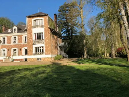 La Villa Rochette Отели в г. Сен-Сир-Су-Дурдан