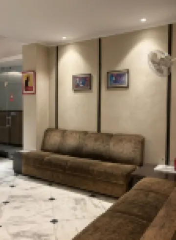 Status Business Hotel - Naveen Market