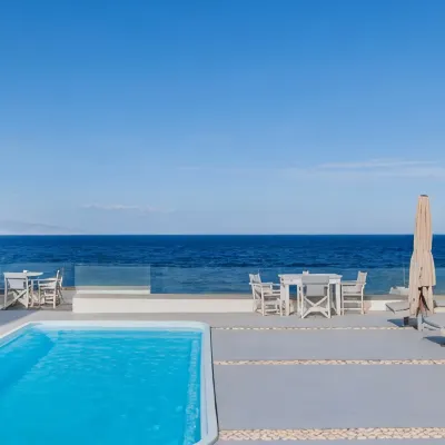 Vrachia Studios & Apartments Hotel berhampiran Pantai Cape Columbo