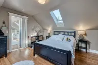 Waterfront high end home-dock, hot tub fun Dune Peninsula at Point Defiance Park附近的飯店