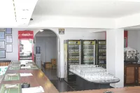 Cowrie Shell Beach Apartments Official - bar