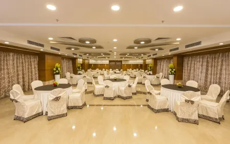 The President Hotel Отели в г. Дхарвад