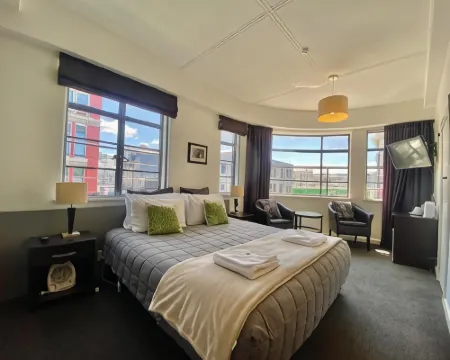 ลอว คอร์ท โฮเต็ล โรงแรมในดันเนดิน