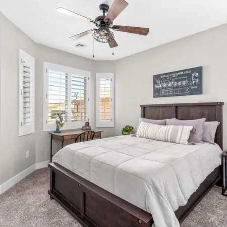 Beautiful Model home 2 minutes to town, golf and hiking. Perfect for families!