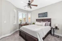 Beautiful Model home 2 minutes to town, golf and hiking. Perfect for families!