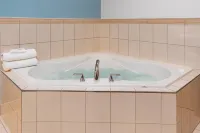 Signature Stay Inn & Suites - Downtown Hamilton - 3-Star