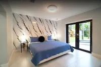 Fun Retreat: 6BR Pool, Games, Jacuzzi, BBQ & More