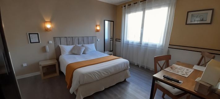 Hôtel du Tricastin โรงแรมในโดรม