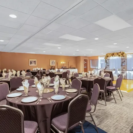 Baymont by Wyndham des Moines Airport