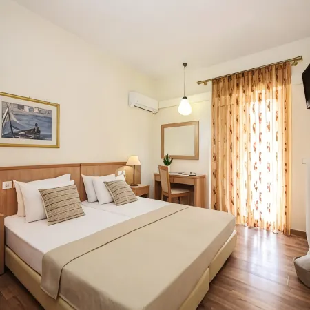 Saronis Hotel