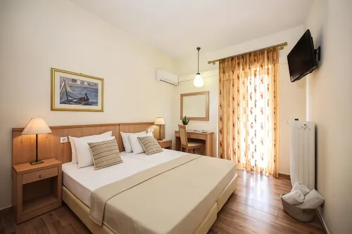 Saronis Hotel