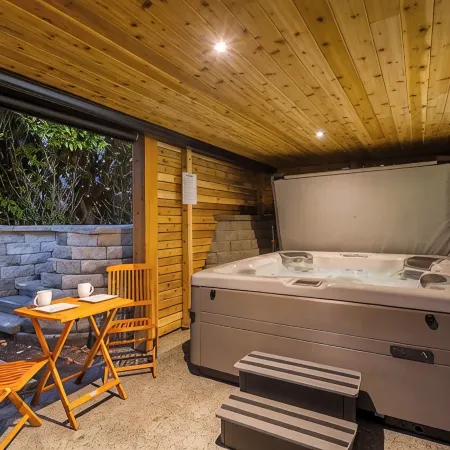 Luxury Spa, Patio, Deck & Views of Puget Sound in the Heart of Old Town, Tacoma