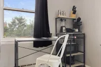 Spacious Studio Apt/Sleeps 2/Extendedstays/Work or Vacation/Free Wifi & Parking