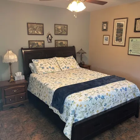 “LaLa’s Place”Cozy, conveniently located country cottage, pets, carport,fire pit