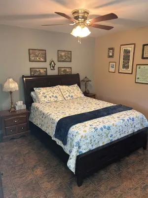 “LaLa’s Place”Cozy, conveniently located country cottage, pets, carport,fire pit - Kuntosalit