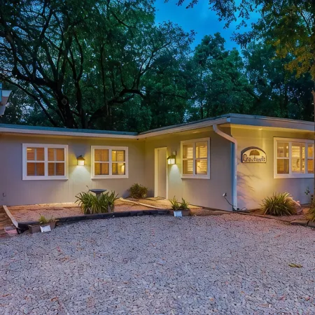 The Queen Suite - perfect Ocean Springs location only 1 block to Front Beach!
