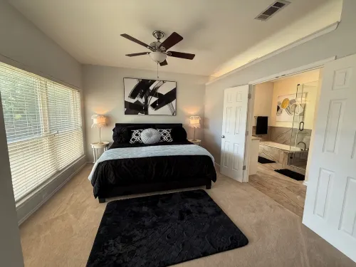 FL021 – 32Min to UNT Base - Sleeps 6 -  Free Parking