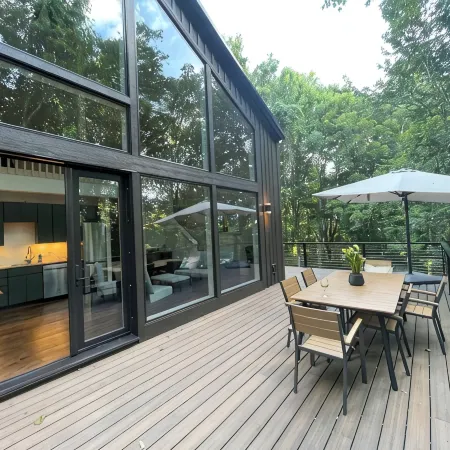 Modern 2-bedroom mountain house in brilliant Lansing