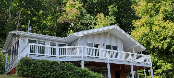 Cozy cottage with stunning lake & mountain viewsNo lake access Hotels in Towns County