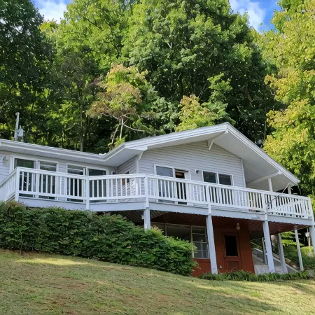 Cozy cottage with stunning lake & mountain viewsNo lake access