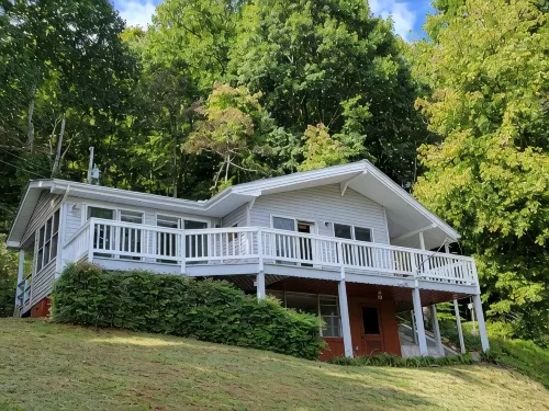 Cozy cottage with stunning lake & mountain viewsNo lake access - 3-Star