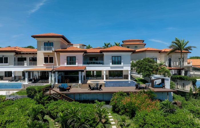 Unique Golf Retreat: Pool ~ Hot Tub ~ Scenic Views