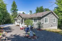 Charming 2-bedroom cottage located near Sandy Point Beach.