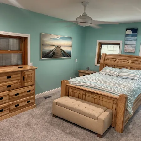 Comfy lake home on the water mins from cp, sports force, downtown and the jet