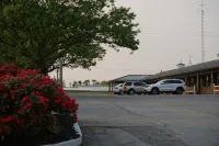Harvest Drive Family Inn - Renovated Rooms - parking