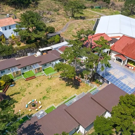 Jeju Daengdaengyi Park Resort Отели рядом с достопримечательностью «Хосанджунса»