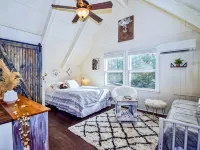 Blue Ridge Mountains Getaway Cabin • Skiing • Firepit • Outdoor Theater Hotels in Beech Mountain