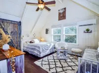 Blue Ridge Mountains Getaway Cabin • Skiing • Firepit • Outdoor Theater