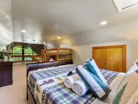 1 Min to Camelback! Creekside Escape + FirePit & BBQ Hotels in Pocono