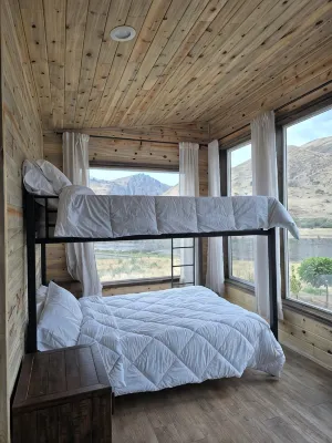 Lovely building with beautiful river view in charming White Bird - 2-Star
