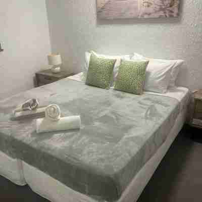 2-Bedroom Apartment, Steps from the Beach & Shops Rooms