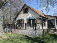 Charming lake front 3-bedroom cottage in Coldwater, Michigan Hotels in Branch County