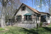 Charming lake front 3-bedroom cottage in Coldwater, Michigan - 3-Star