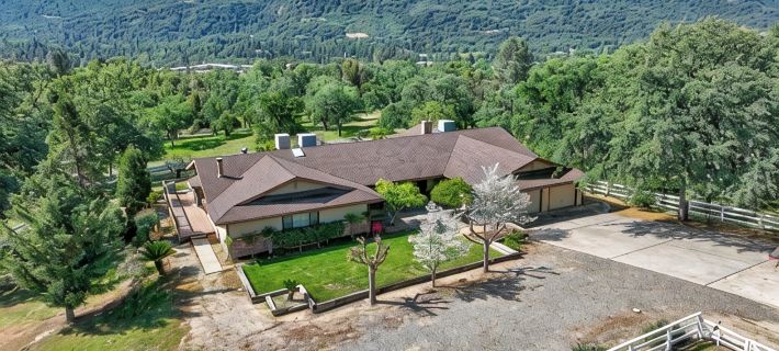 Amazing Views, Secluded property, 2025 Remodeled, Near Yosemite & Amenities Hotels in Oakhurst