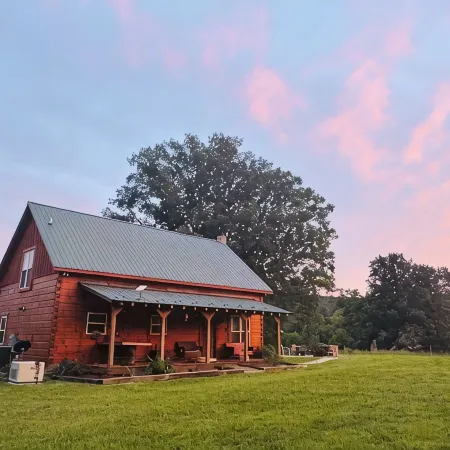Hannah's Hideaway - Sleeps 6, secluded cabin in Stuart with mountain views Отели в г. Патрик
