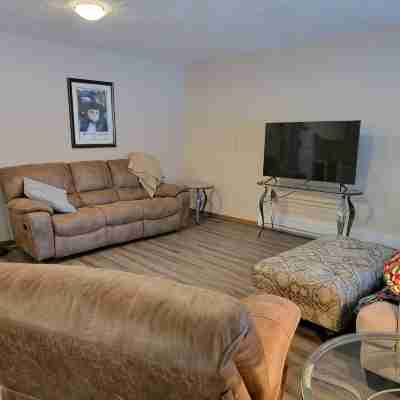 Charming 2-bedroom duplex apartment with WiFi in Fairbanks Others