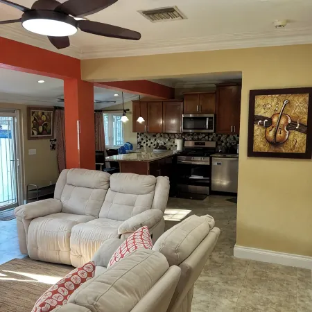2-bedroom house in Nassau near downtown and the beach with Wi-Fi and AC