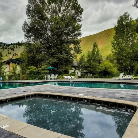 Sun Valley 3BR - Walk to Warm Springs Lifts - Pool, Hot Tubs and River Views