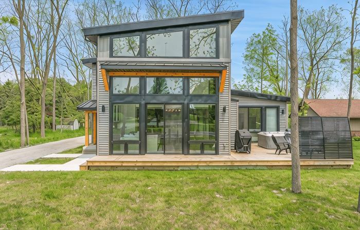 The Modern Glass Haus - Main St - DT Port Sanilac, walkable, hot tub open!