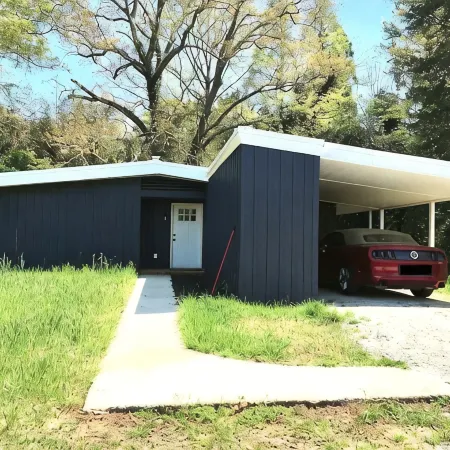 Vaulted Ceilings & Accent Windows--1 mile from CU
