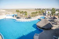 Oceanfront ground level condo on a Private Beach in a lovely resort! - piscina