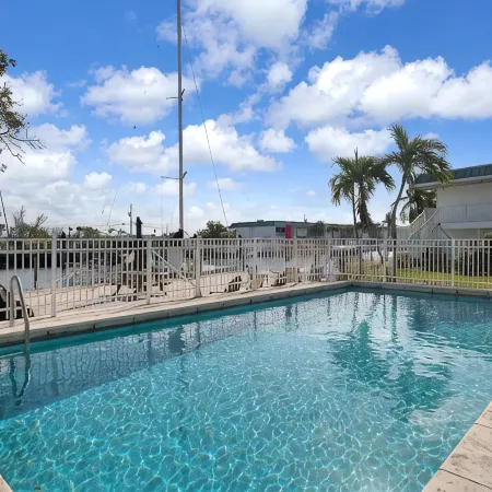 Cozy 1 bedroom 1 bath condo minutes from Sombrero beach.