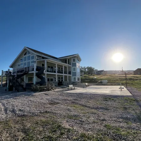 Private Hot Tub and P-Ball/B-Ball Court! Ideal Beach Access, and Golf Nearby!