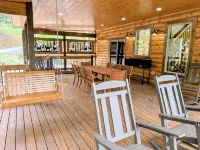 Lux Cabin-Indoor\Outdoor Living, large decks, hot tub, BBQ & Firepit, Game Room