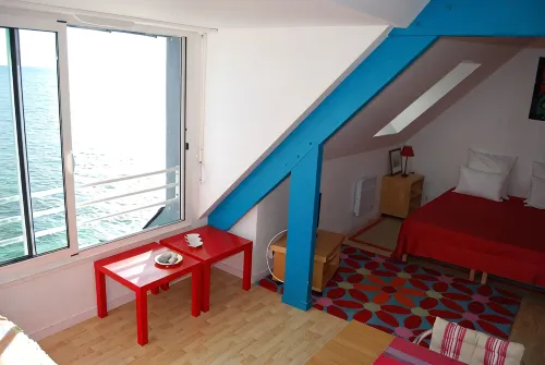 Studio in house bordering the water, exceptional view over the harbour entrance - 民宿