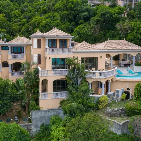 Villa Delfina- Private Beach! Spacious 5 Bedroom Villa in Lower Peter Bay! Отели в г. Сентрал